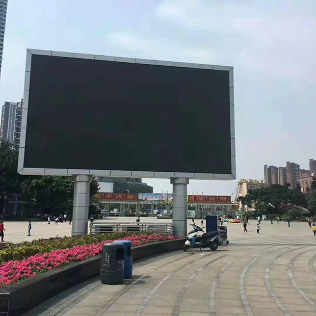 LED显示屏与传统广告牌的对比